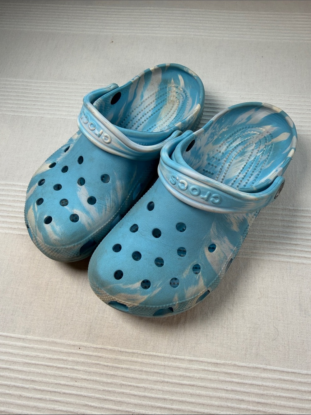 CROCS Kids Marble-Print Clog in Blue and White